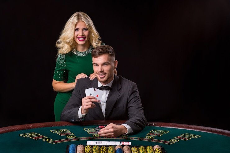 Layar aplikasi mobile bandar lotre menampilkan meja blackjack live dan menu navigasi