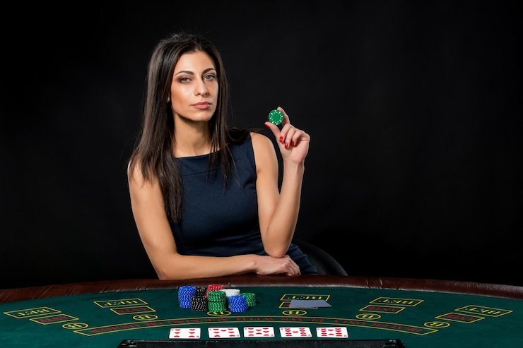 Antarmuka permainan Caribbean Stud Poker di bandar lotre dengan tombol putaran dan kartu